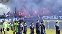 Pemain dan ofisial Persib Bandung memberikan penghormatan kepada ribuan bobotoh yang hadir di Stadion Persib saat skuad Maung Bandung belatih, Jumat (10/5/2024). (Bola.com/Erwin Snaz)