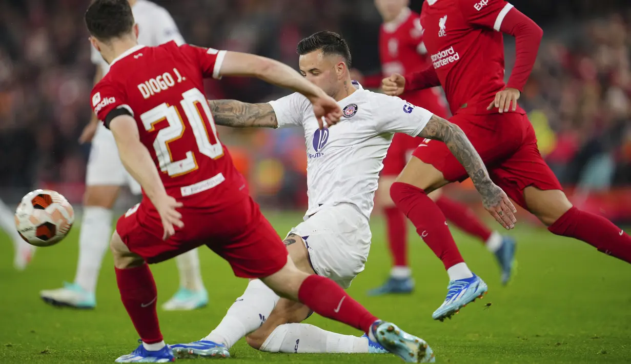 Diogo Jota (9’), Wataru Endo (31’), dan Darwin Nunez (34’) membawa Liverpool unggul 3-1 di babak pertama. (AP Photo/Jon Super)