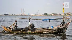 Nelayan naik perahu melintasi Perkampungan Nelayan Kalibaru, Cilincing, Jakarta Utara, Rabu (29/6/2022). Peringatan Hari Nelayan Internasional yang jatuh pada 29 Juni dibuat untuk menghargai dan mengintegrasikan upaya para nelayan dan ikan yang mereka tangkap merupakan sumber nutrisi utama bagi penduduk dunia. (merdeka.com/Iqbal S. Nugroho)