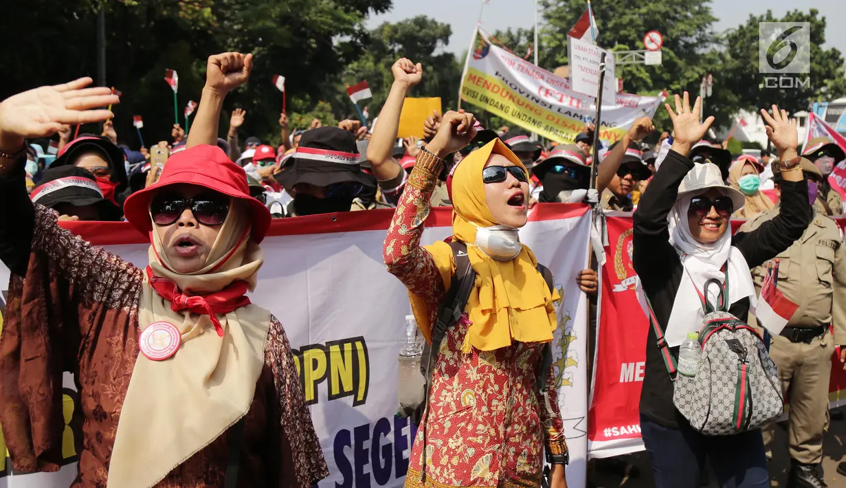 Pegawai Non PNS KNASN dan FHK2I berorasi saat unjuk rasa di Kantor Kemenpan RB, Jakarta, Rabu (2/5). Mereka juga mendesak agar revisi UU Nomor 5 Tahun 2014 tentang Aparatur Sipil Negara (UU ASN) segera disahkan tahun ini. (Liputan6.com/Johan Tallo)