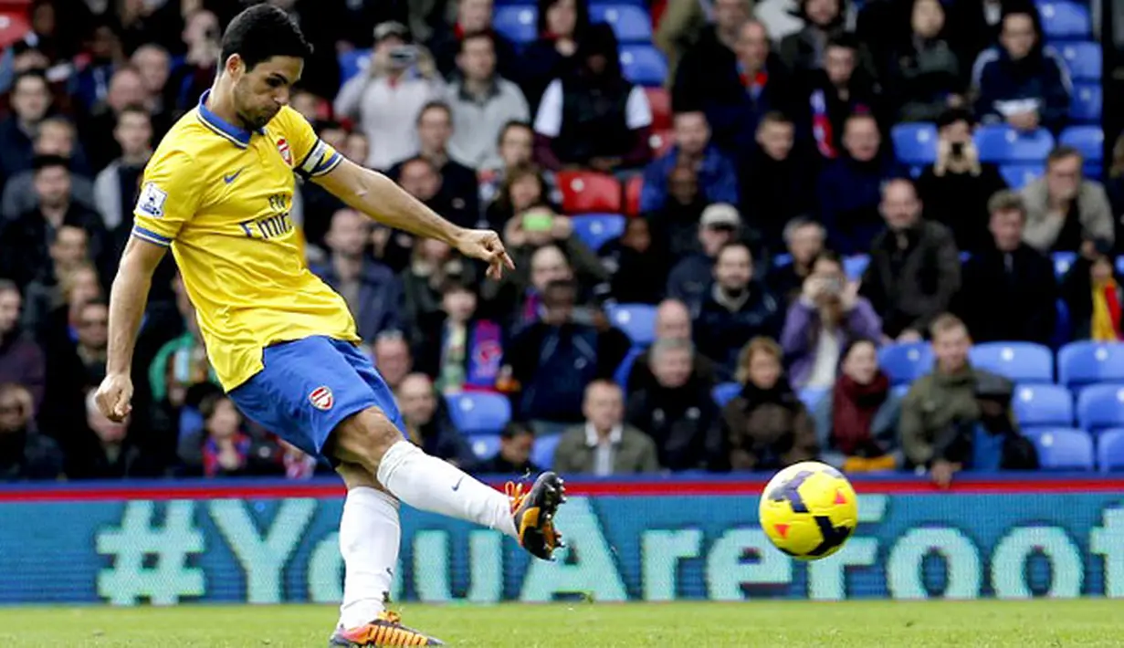 Mikel Arteta mencetak gol pertama dari tendangan penalti pada pertandingan Liga Premier Inggris antara Crystal Palace vs Arsenal di Selhurst Park, London (26/10/2013). (AFP/Ian Kington).