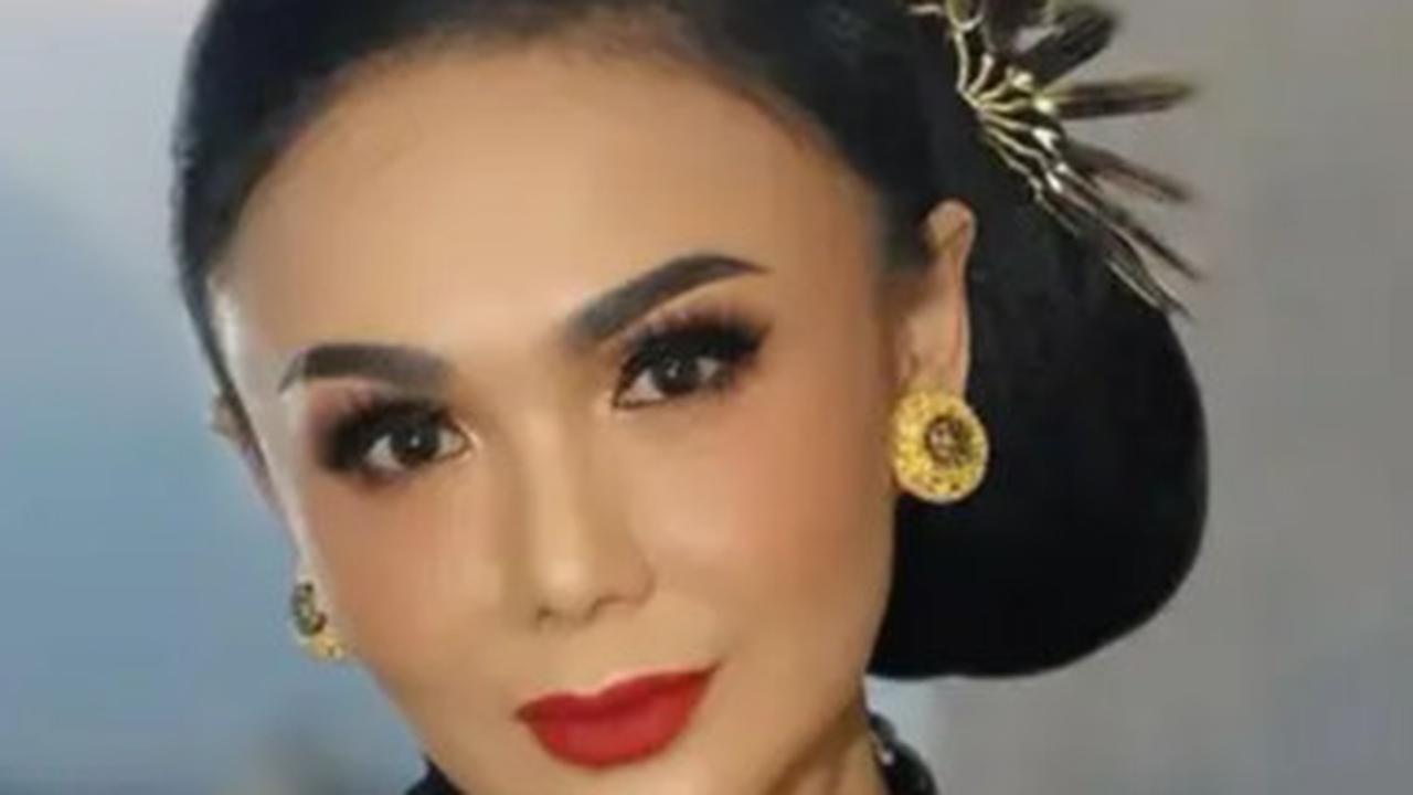 Model Batik dan Kebaya ala Yuni Shara