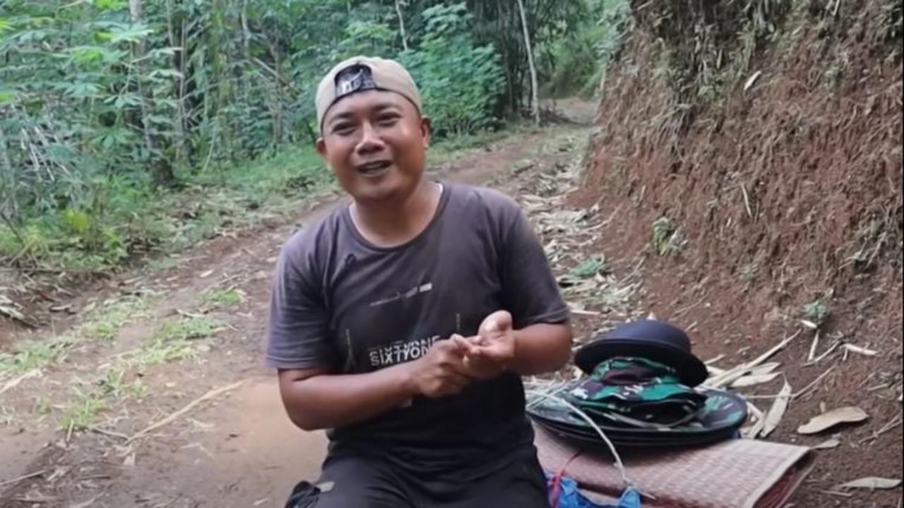 Terlihat masih banyak barang-barang yang dijual oleh Apip, Jeri pun penasaran mempertanyakan.