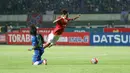 Pemain Persija, Amarzukih (kanan) menghindar dari hadangan pemain Persib Bandung, Haryono pada laga Torabika SC 2016 di Stadion Gelora Bandung Lautan Api, Bandung, Sabtu (16/7/2016). (Bola.com/Nicklas Hanoatubun)