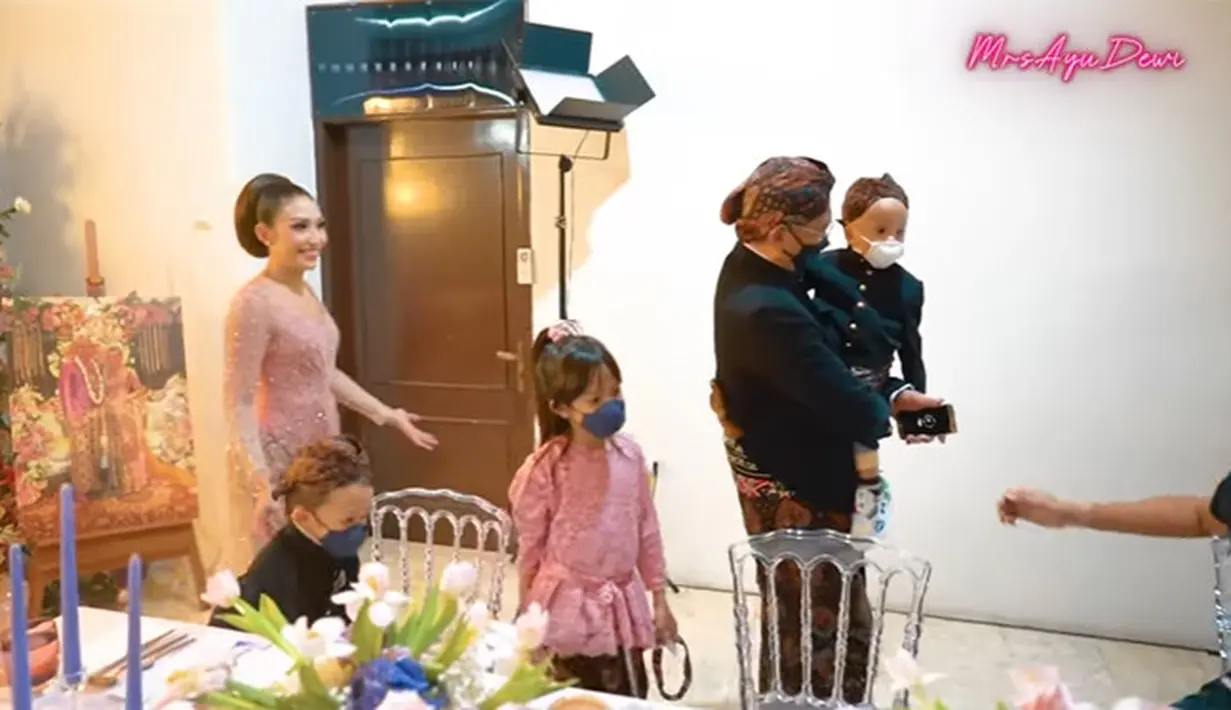 Ayu Dewi dan Regi Datau (Youtube/ MrsAyuDewi)