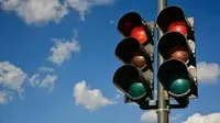 Ternyata warna yang dipilih untuk lampu lalu lintas memiliki filosofi (Sumber foto: Hipwee.com)