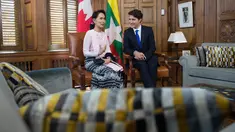 Penasehat negara Myanmar, Aung San Suu Kyi saat berbincang dengan Perdana Menteri Kanada, Justin Trudeau di Ottawa, Ontario, Kanada, (7/6). Pertemuan ini digelar dikantor Justin Trudeau di Parliament Hill. (Adrian Wyld/The Canadian Press via AP)