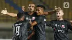 Selebrasi pemain Madura United Bruno Da Silva Lopes usai berhasil membobol gawang Persela Lamongan dalam pertandingan babak penyisihan Grup C Piala Menpora 2021 di Stadion Si Jalak Harupat, Bandung, Kamis (1/4/2021). Pertandingan berakhir dengan skor 1-1. (Bola.com/Ikhwan Yanuar)