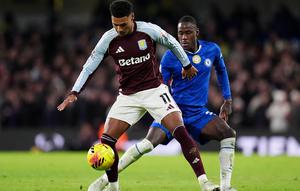 Ollie Watkins dan Trevoh Chalobah berebut bola dalam laga Liga Inggris antara Chelsea vs Aston Villa di Stamford Bridge, 27 Desember 2025. (Adam Davy/PA via AP)