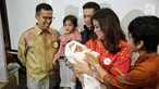 Artis Olla Ramlan bersama suaminya Aufar Hutapea memberikan keterangan kelahiran anak ke tiganya di RSUD Bunda Jakarta, Selasa (7/11). Olla Ramlan melahirkan bayi perempuan melalui persalinan cesar, 3 November 2017 lalu. (Liputan6.com/Faizal Fanani)