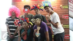Sejumlah peserta berpose di photo booth yang telah disediakan panitia di Blitz Megaplek, Jakarta, Sabtu (9/1/2016). Cinemaholic dan Lipton menggelar nonton bareng film Alvin and The Chipmunk. (Liputan6.com/Angga Yuniar)