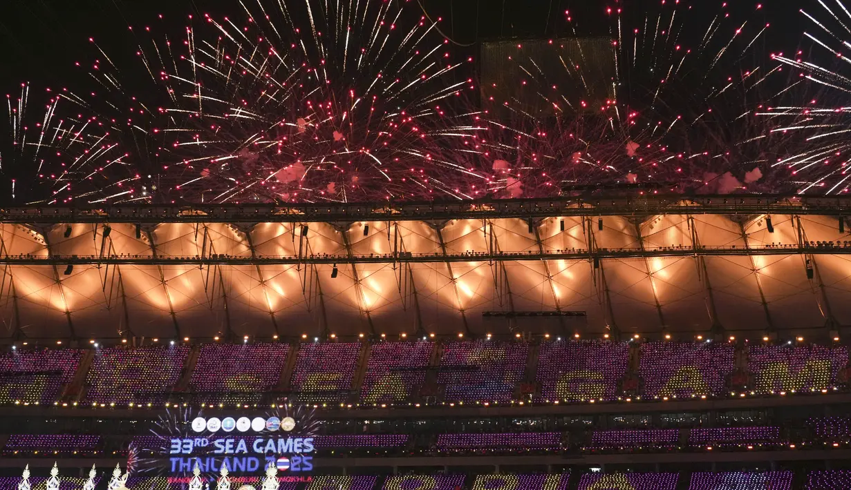 Penutupan SEA Games 2023 di Stadion Morodok Techo itu diwarnai dengan becek-becekan yang dialami para penampil. (AP Photo/Tatan Syuflana)