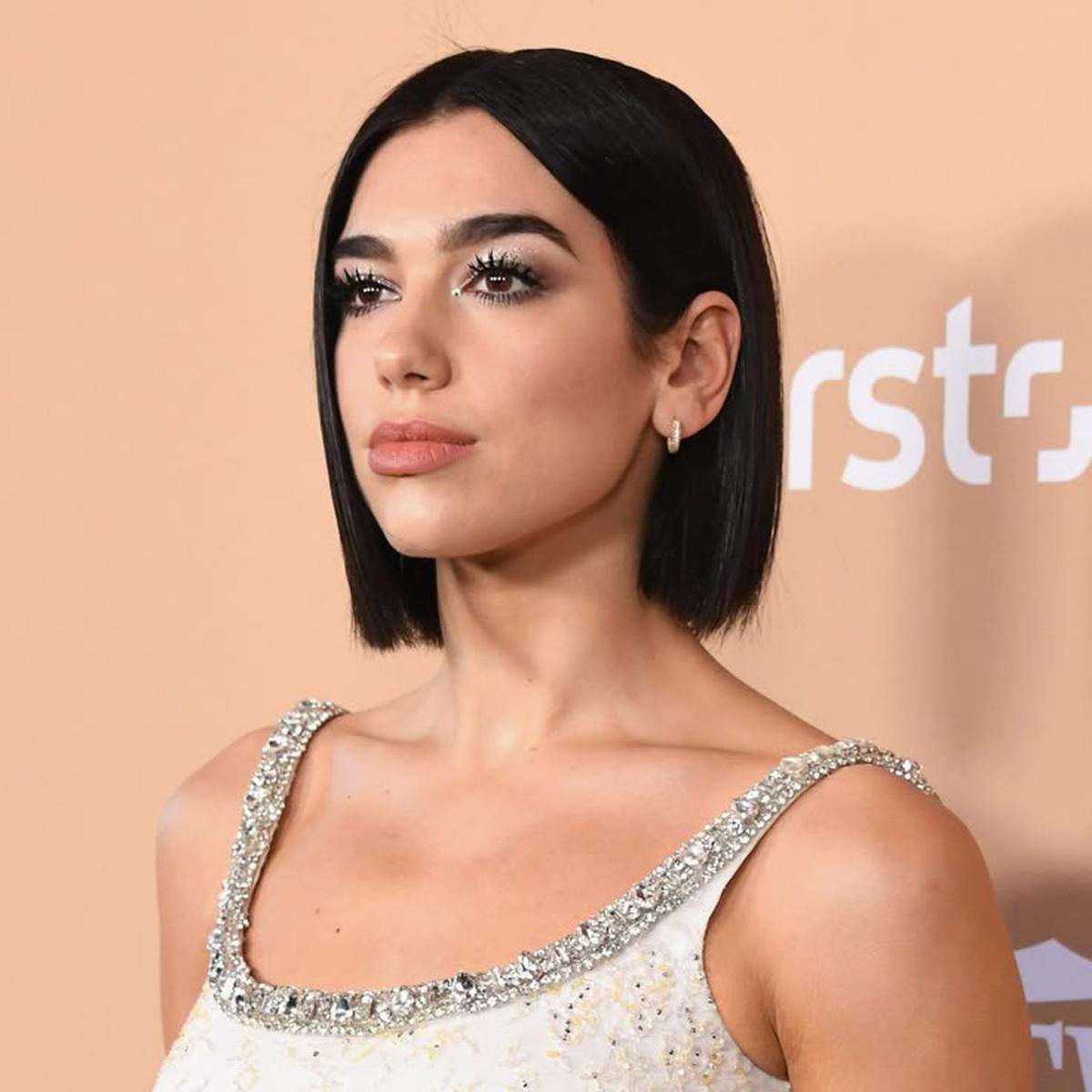 Potret Dua Lipa dengan Rambut Blunt Bob-nya (©Pinterest)