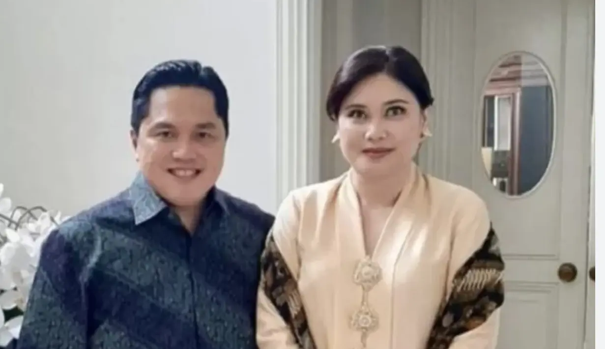 Dalam balutan kebaya sederhana bernuansa beige, ia tampak menyematkan batik yang mempercantik penampilannya.