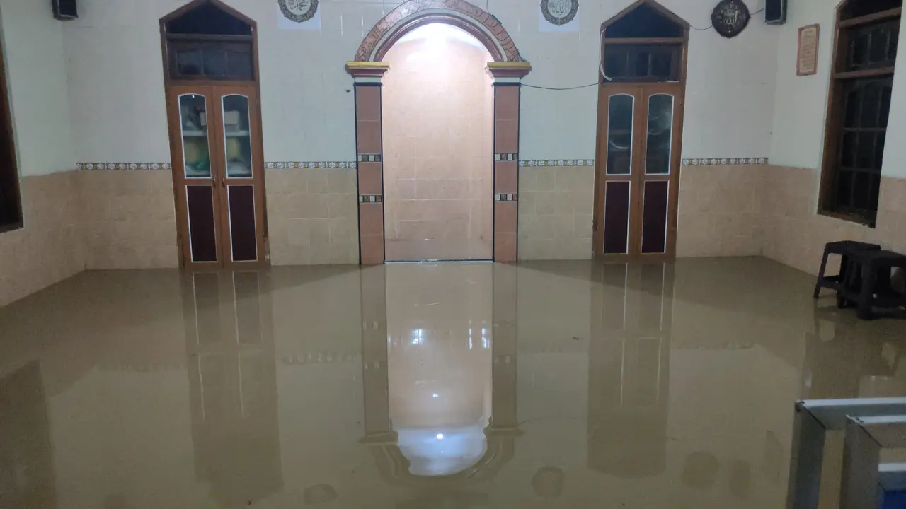 Cerita Warga Saat Banjir Bandang Rendam Ratusan Rumah di Cirebon