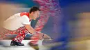 Atlet curling Norwegia, Torger Nergaard tampil bertanding melawan Amerika Serikat pada perhelatan Olimpiade Musim Dingin Pyeongchang 2018, Minggu (18/2). Atlet curling tersebut mengenakan celana merah bergambar bunga biru dan putih. (AP/Aaron Favila)