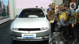 Usai membuka GIIAS 2023, Menko Airlangga ditemani Menperin Agus Gumiwang Kartasasmita langsung menyambangi rangakain mobil listrik yang dipajang oleh setiap peserta. (Liputan6.com/Angga Yuniar)