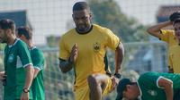 Striker PSIS Semarang, Evando Brandao, menjalani sesi latihan. (Bola.com/Dok. PSIS Semarang)