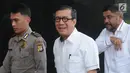 Menteri Hukum dan HAM, Yasonna Hamonangan Laoly (tengah) memenuhi panggilan penyidik KPK di Jakarta, Selasa (25/7/2019). Yasonna Laoly diperiksa sebagai saksi untuk tersangka mantan anggota DPR RI, Markus Nari terkait kasus dugaan korupsi proyek pengadaan e-KTP.  (merdeka.com/Dwi Narwoko)