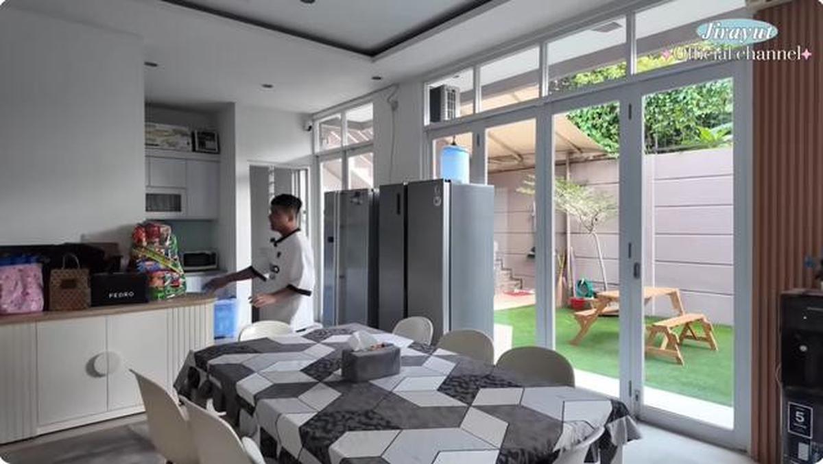 6 Potret Dapur dan Meja Makan Rumah Baru Jirayut, Ada Area Indoor dan Outdoor