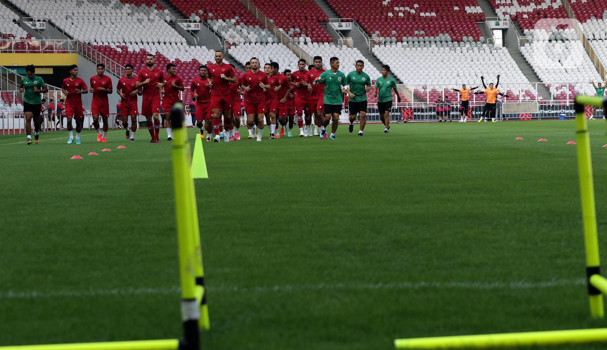 Pemain Timnas Indonesia melakukan pemanasan sesaat sebelum menggelar latihan di Stadion Utama Gelora Bung Karno, Jakarta, Selasa (20/12/2022). Timnas Indonesia akan berjuang pada turnamen Piala AFF 2022. Timnas Indonesia tergabung di grup A bersama Kamboja, Brunei Darussalam, Filipina, dan Thailand. (Liputan6.com/Helmi Fithriansyah)