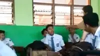 Tangkapan layar dugaan kekerasan di sekolah, guru pukul siswa SMK. (Foto: Liputan6.com/Istimewa/Muhamad Ridlo)