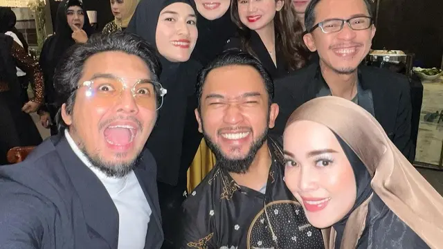 Aming hadir di momen pernikahan Adiba Khanza dan Egy Maula, dia tampil gagah dengan pakaian serba hitam.