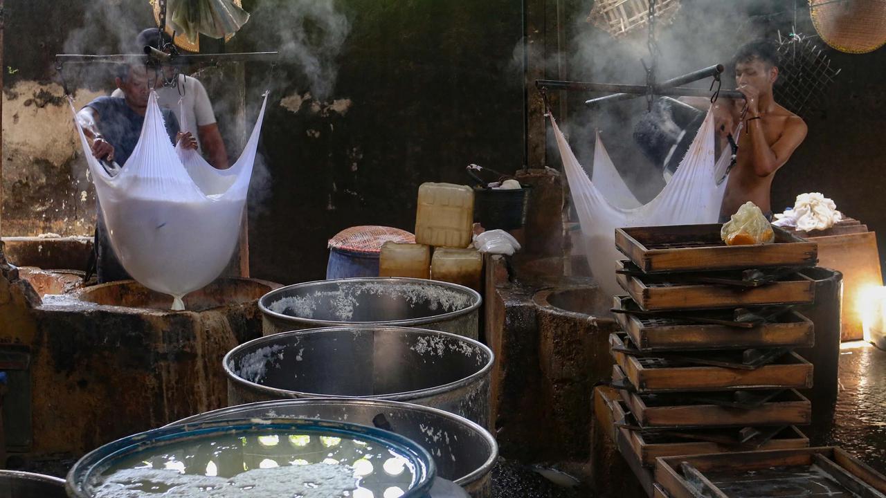 FOTO: Perajin Tahu Tertekan Kenaikan Harga Kedelai
