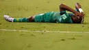Pemain Pantai Gading, Geoffroy Serey Die, tergeletak di lapangan usai dikalahkan Yunani 1-2 di Stadion Castelao, Fortaleza, Brasil, (25/6/2014). (REUTERS/Mike Blake)