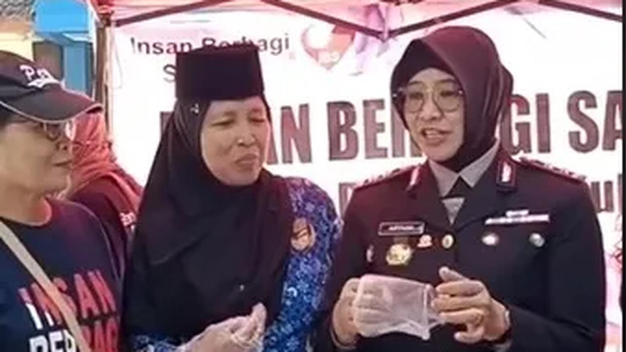 Dalam keterangan video, diketahui jika Aryani tengah menemui komunitas Insan Berbagi Salatiga yang memiliki program bagi-bagi makanan.