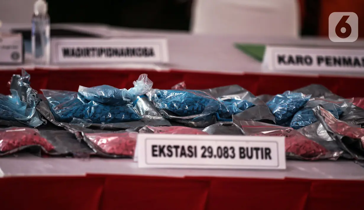Barang bukti dihadirkan saat pemusnahan barang bukti narkotika di Jakarta, Rabu (24/8/2022). Tersangka dan barang bukti yang disita berasal dari operasi pada periode 25 Mei 2022 hingga 20 Juli 2022. (Liputan6.com/Faizal Fanani)