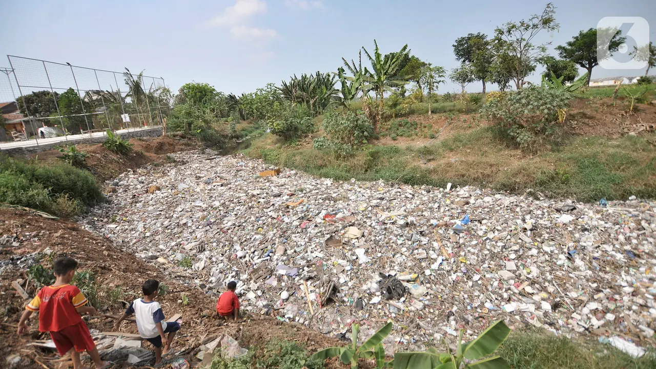 Lautan Sampah di Kali Jambe Bekasi