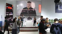 Aksi Gunnar Hampel sang DJ bikin suasana asyik di booth Lenovo dalam ajang IFA Berlin, Jerman. (Liputan6.com/Shinta NM Sinaga)