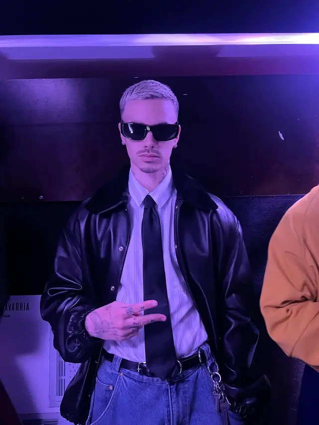 Didukung Victoria Beckham, Romeo Beckham Tampil Eksis dan Bersinar di Paris Fashion Week