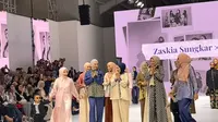Kolaborasi Zaskia Sungkar x Nagita Slavina di JFW 2025, Ajak Geng Cendol Berlenggak-lenggok di Landasan Pacu. (Dok: Liputan6.com/dyah)