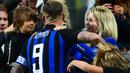 Striker Inter Milan, Mauro Icardi, bersama isteri dan anak merayakan gol yang dicetaknya ke gawang AC Milan pada laga Serie A Italia di Stadion San Siro, Milan, Minggu (21/10). Inter menang 1-0 atas Milan. (AFP/Marco Bertorello)