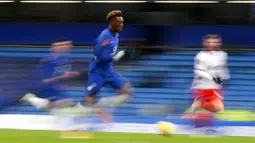 Striker Chelsea, Tammy Abraham, menggiring bola saat melawan Luton Town pada laga Piala FA di Stadion Stamford Bridge, Minggu (24/1/2021). Chelsea menang dengan skor 3-1. (AP/Ian Walton)