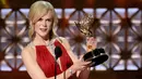 Aktris Nicole Kidman menerima penghargaan kategori Leading Actress in A Limited Series pada Emmy Awards 2017 di Los Angeles, Minggu (17/9). Nicole Kidman menyabet trofi tersebut berkat film Big Little Lies. (Chris Pizzello/Invision/AP)