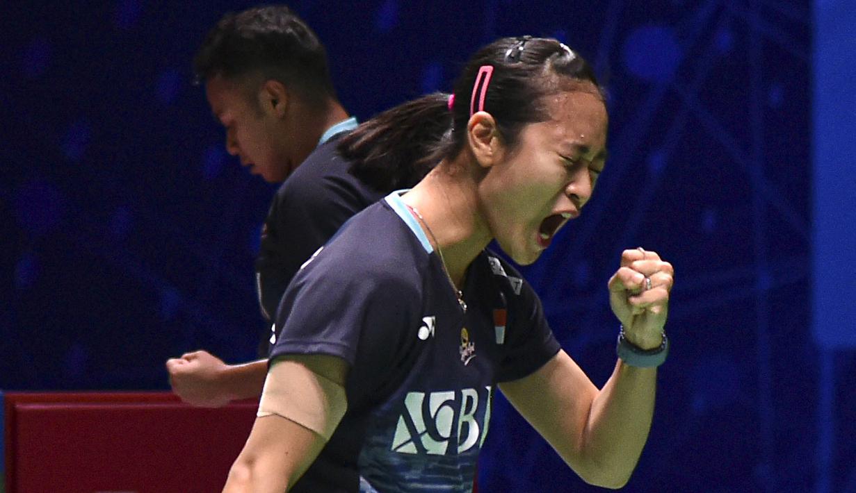 Pebulu tangkis ganda campuran Indonesia, Rehan Naufal Kusharjanto/Lisa Ayu Kusumawati melakukan selebrasi setelah mencetak poin ke arah Zheng Si Wei/Huang Ya Qiong pada laga semifinal All England 2023 di Utilita Arena, Birmingham, Inggris, 18 Maret 2023. Rehan/Lisa harus tunduk di tangan Zheng/Huang dengan skor 17-21, 21-13, dan 13-21. Meskipun begitu, mereka berhasil naik satu tingkat dan menghuni peringkat ke-14 dunia. (AP Photo/Rui Vieira)