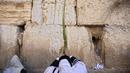 Pria Yahudi Ultra-Ortodoks berdoa selama hari raya Yahudi Sukkot di Tembok Barat, situs paling suci di mana orang Yahudi dapat berdoa di Kota Tua Yerusalem, Rabu (22/9/2021).  (AP Photo/Sebastian Scheiner)