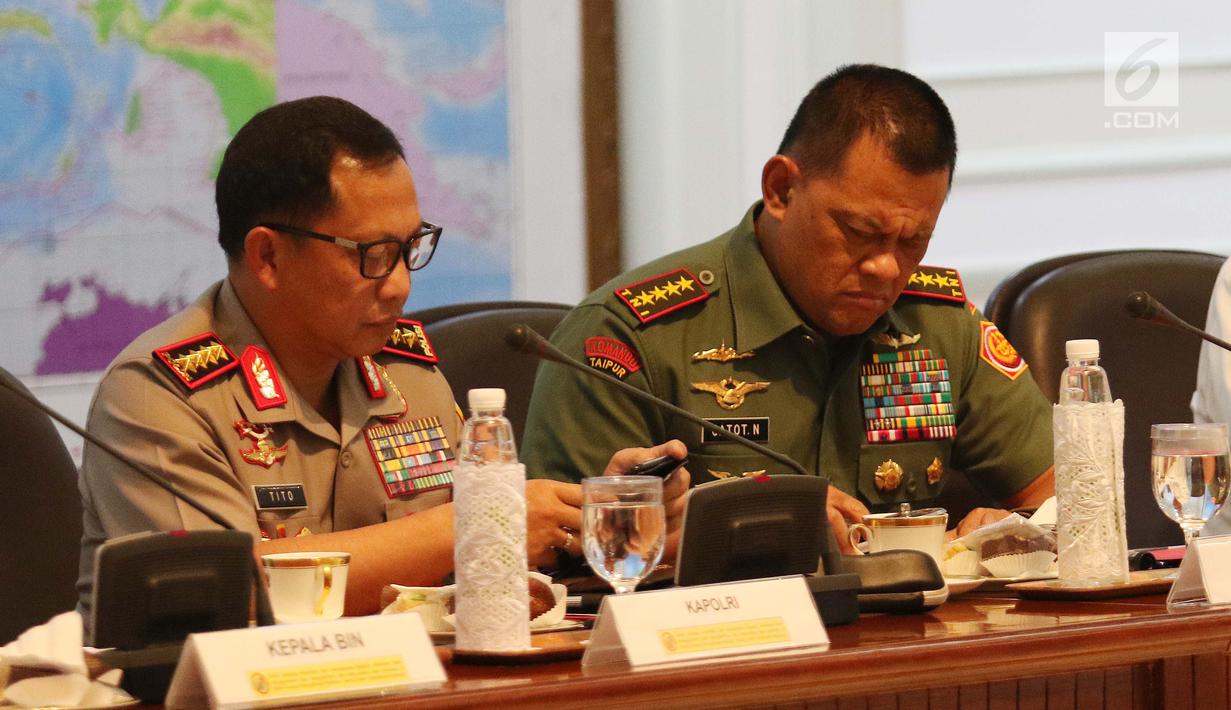 Kapolri Jenderal Pol Tito Karnavian dan Panglima TNI Jenderal Gatot Nurmantyo mengikuti rapat terbatas di Kantor Presiden, Jakarta, Rabu (26/7). Rapat yang dipimpin Presiden Jokowi itu membahas Pemantapan Program Bela Negara. (Liputan6.com/Angga Yuniar)