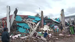 Suasana RS Mitra Manakarra Mamuju yang roboh pasca gempa bumi dengan Magnitudo 6,2 pada Jumat 15 Januari 2021. Korban yang dilaporkan terjebak adalah perawat, pasien, dan keluarga pasien. (Liputan6.com/Abdul Rajab Umar)