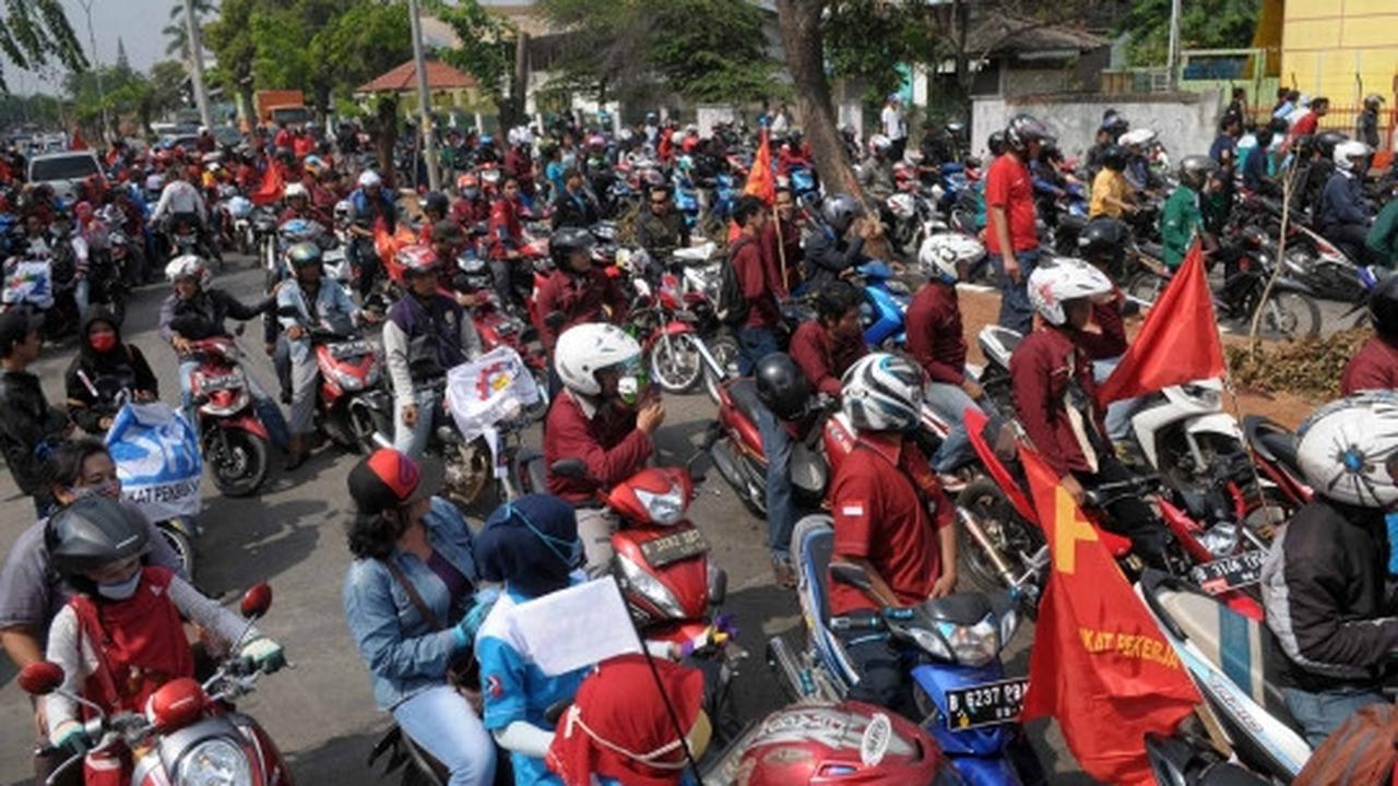 Aksi buruh Pulogadung sweeping pabrik pakai motor mewah