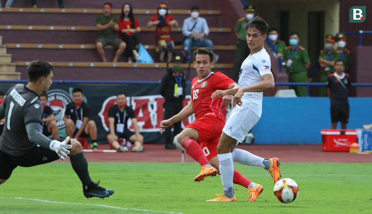 Diturunkan menjadi starter oleh Shin Tae-yong, Egy Maulana Vikri mampu merepotkan lini pertahanan Filipina. Ia beberapa kali mendapatkan peluang dan berhasil berkontribusi di gol pertama Timnas Indonesia pada menit ke-18. Lewat serangan balik cepat, Egy mampu melepaskan umpan pendek yang selanjutnya disambar oleh Muhammad Ridwan. (Bola.com/Ikhwan Yanuar)