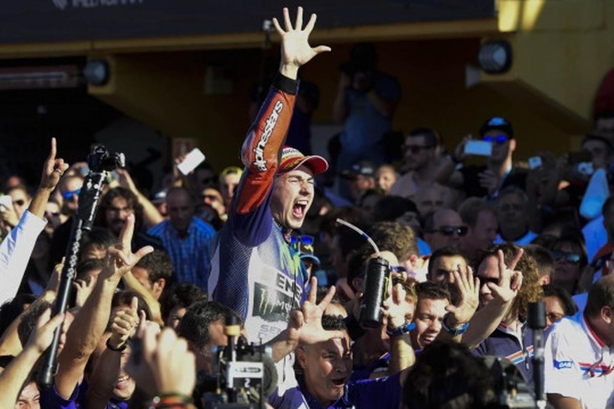 Lorenzo angkat trofi juara dunia MotoGP 2015