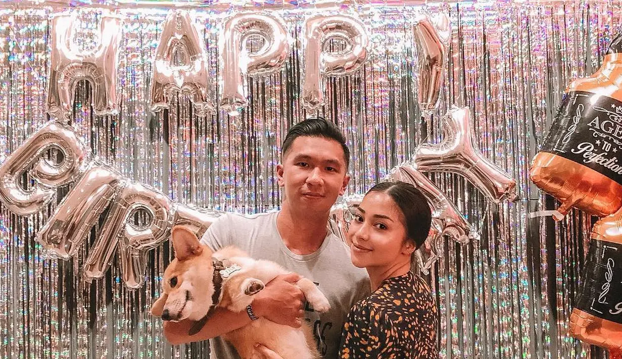 Selasa, 30 Juni 2020, Nikita Willy mengunggah foto di akun Instagram yang memperlihatkan cincin di jari manisnya. Ia menuliskan caption bahwa Indra telah melamarnya. (Instagram/nikitawillyofficial94)