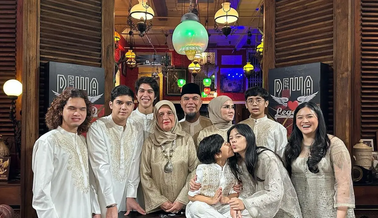 Al sendiri membagi momen kebersamaannya dengan keluarga Ahmad Dhani. Kompak mengenakan baju koko putih dengan bordir emas yang sama, ketiganya tampil serasi dengan anggota keluarga yang lain. Foto: Instagram.
