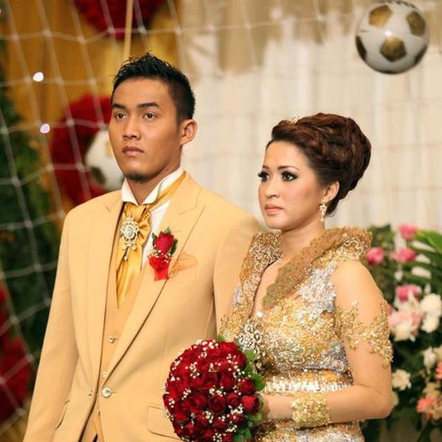 Sempat Nikah Siri, Ini 6 Potret Lawas Pernikahan Okie Agustina dan Gunawan Dwi Cahyo