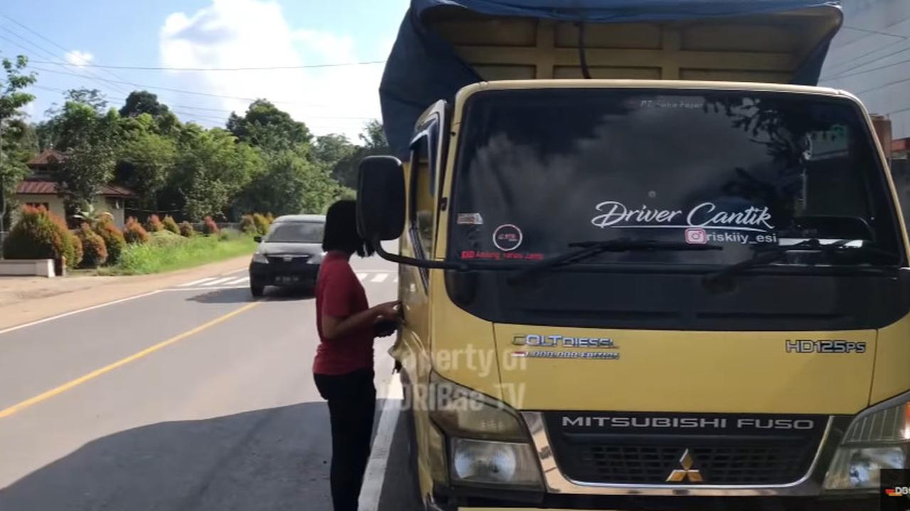 Begitu mengagumkan, Ecy telah menjadi tulang punggung demi menyokong perekonomian keluarganya. <br>