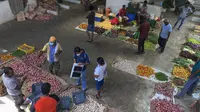 Orang-orang membeli bawang merah dan bawang putih impor di sebuah pasar di Kolombo, Sri Lanka, Minggu (26/6/2022). Perdana Menteri Ranil Wickremesinghe mengungkapkan bahwa ekonomi Sri Lanka telah bangkrut setelah berbulan-bulan berjuang menghadapi kekurangan pasokan makanan, bahan bakar dan listrik. (AP Photo/Eranga Jayawardena)